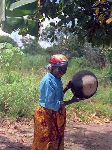 image Anciana con olla, Mozambique