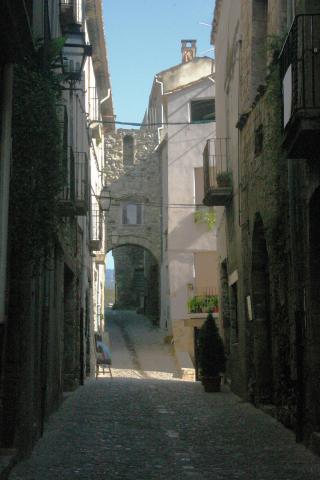 image Calles en la antigua ciudad de Besalú, Garrotxa, Girona