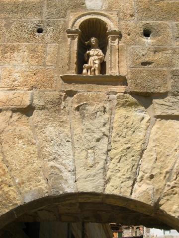 image Fachada con estatua en Valderrobres, Teruel