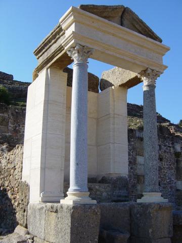 image Altar romano en las ruinas de Munigua, Villanueva del Río y Minas, Sevilla