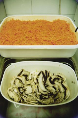 image Champiñones laminados y zanahoria rallada