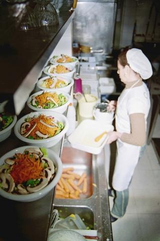 image Preparando ensaladas