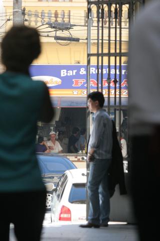 image Vista del exterior del Mercado de abastos desde la puerta, Sao Paulo, Brasil