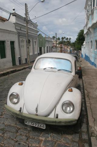 image Coche escarabajo en calle de Olinda, Pernambuco, Brasil