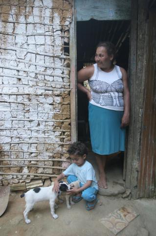 image Mujer y niño en la puerta, Quilombo, Sao Paulo, Brasil