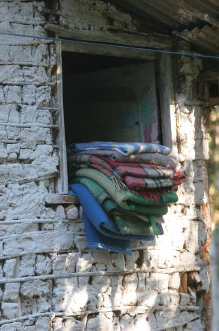 image Mantas en la ventana de chabola de Quilombo, Sao Paulo, Brasil