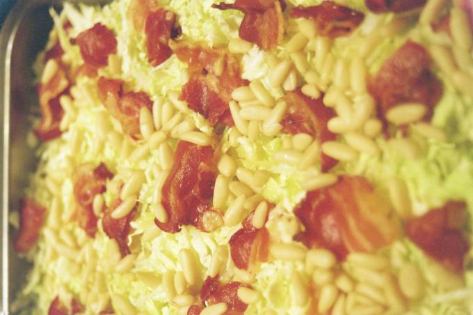 image Ensalada con lacón y piñones