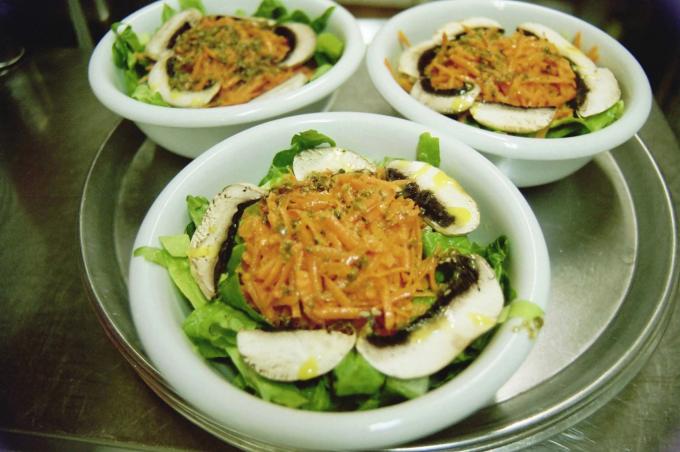 image Presentación de raciones de ensalada