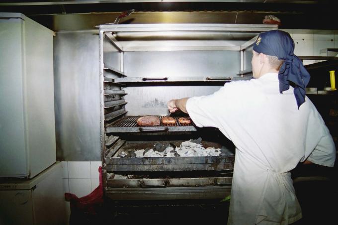 image Asando carne en cocina industrial