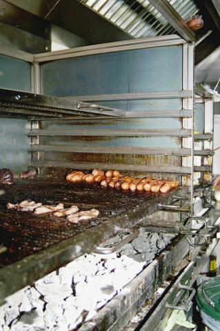 image Asando carne en cocina industrial