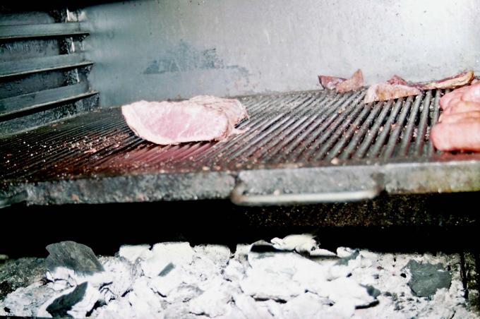 image Asando carne en cocina industrial