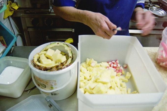 image Cortando piña y palitos de cangrejo