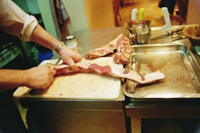 image Preparando un pincho de carne en un restaurante