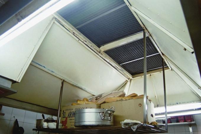 image Lucerna en cocina industrial