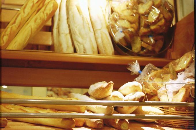 image Estante de panes frescos