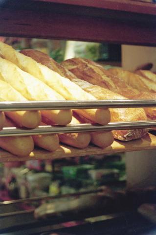 image Estante de panes frescos