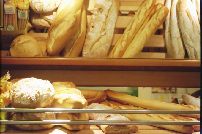 image Estante de panes frescos
