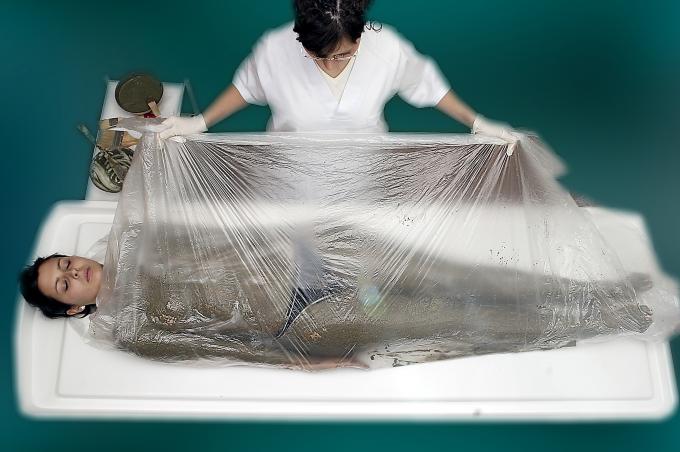 image Envolturas de arcillas y algas: colocación sábana envolvente