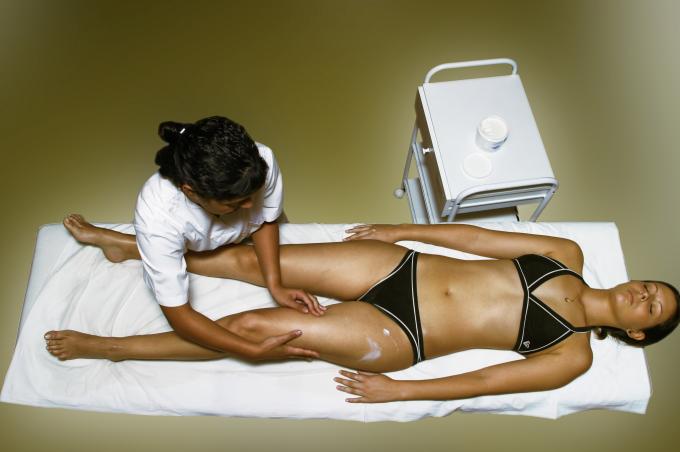 image Vendas frías: extensión de crema reafirmante mediante masaje