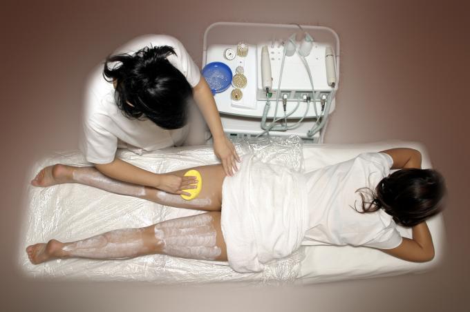 image Exfoliación mecánica: retirada del cosmético exfoliante. Tendido prono