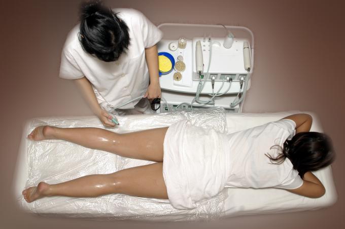 image Exfoliación mecánica: aplicación de ducha fusiforme. Tendido prono