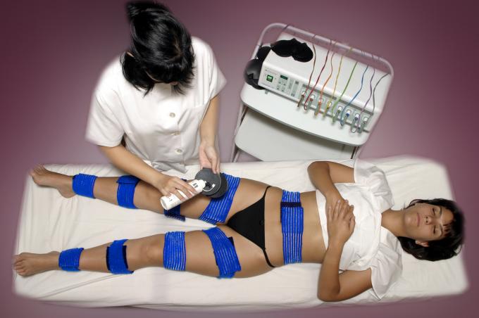 image Gimnasia pasiva: aplicación de gel conductor a electrodos