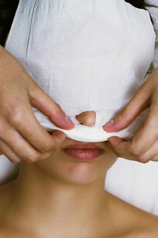 image Limpieza facial: finalización de la fase de desmaquillado. Paso 2