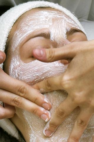 image Limpieza facial: realización de la exfoliación