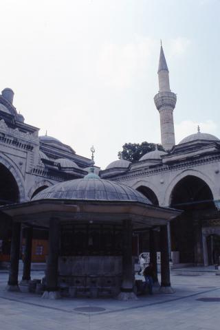 image Fuente para lavar los pies en la Mezquita Azul, Estambul, Turquía