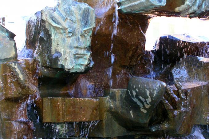 image Escultura en Calle Serrano, Madrid