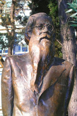 image Detalle monumento a Valle Inclán, Madrid