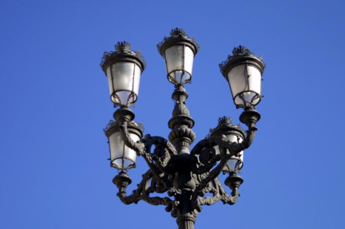 image Farola en Plaza de Oriente, Madrid