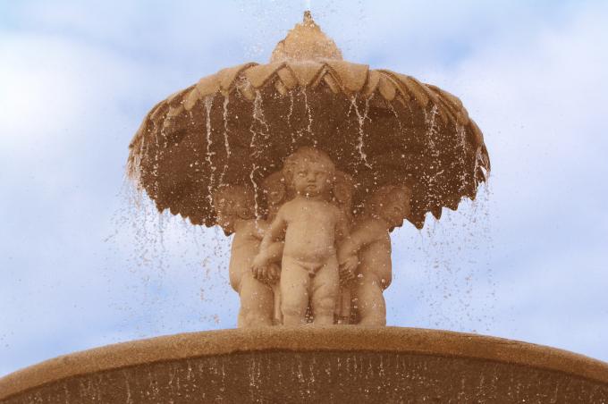 image Fuente de la Alcachofa. Parque del Retiro, Madrid