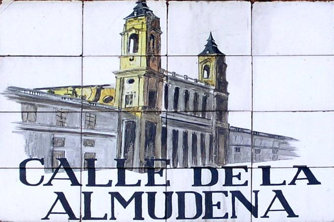 image Indicativo de calle de la Almudena, Madrid