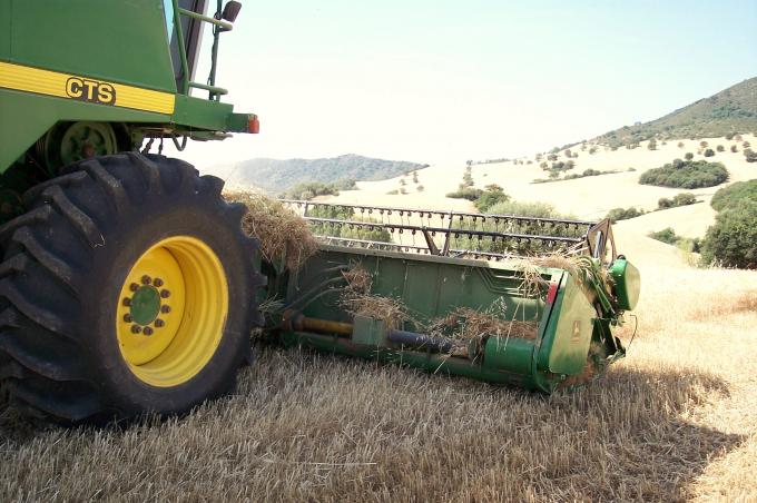 image Mecanismo de corte de una cosechadora de trigo