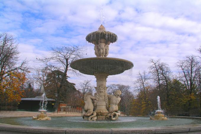 image Fuente de la Alcachofa, Parque del Retiro, Madrid