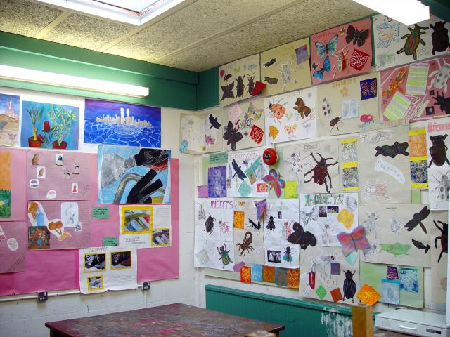 image Exposición de trabajos en aula de arte