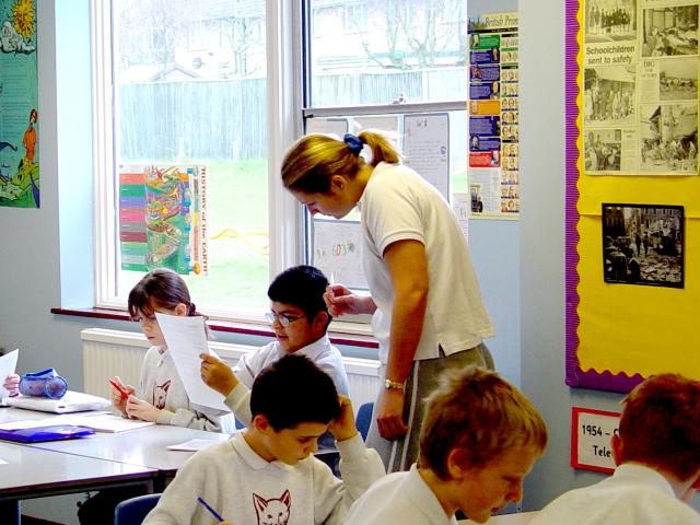 image Profesora explicanado a un alumno