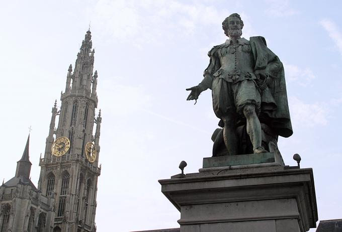 image Estatua de Rubens con la torre de la catedral de fondo, Amberes, Bélgica