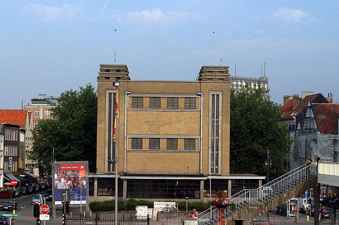 image Edificio del túnel peatonal bajo el río Escalda, Amberes, Bélgica