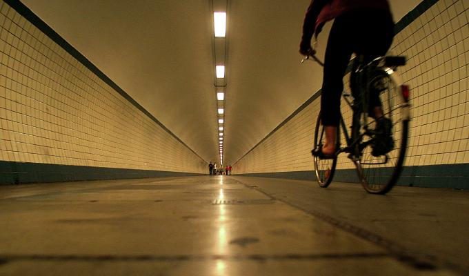 image Túnel peatonal bajo el río Escalda, Amberes, Bélgica