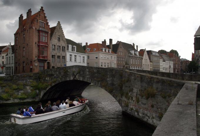 image Puente sobre las calles Spinolarei y Spiegelrei, Brujas, Bélgica
