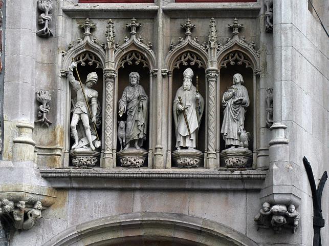 image Estatuillas encima de la puerta de la Provinciehuis, Brujas, Bélgica
