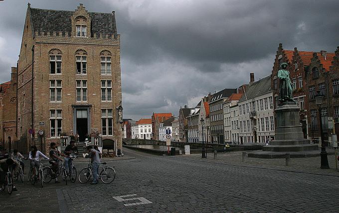 image Jan Van Eyckplein en Plaza de Jan Van Eyck, Brujas, Bélgica