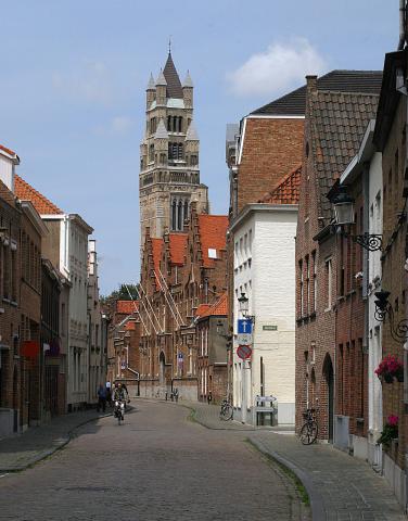 image Calle Oostmeers con la torre de la Catedral al fondo, Brujas, Bélgica