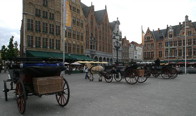 image Vista de la Plaza Mayor o Markt Plein, Brujas, Bélgica