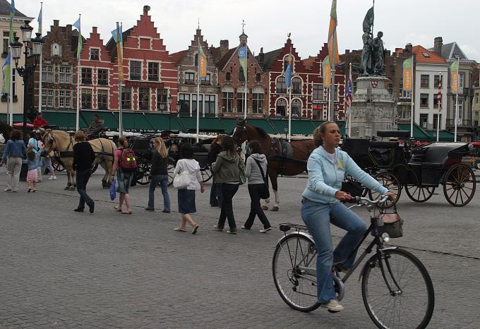 image Vista de la Plaza Mayor o Markt Plein, Brujas, Bélgica