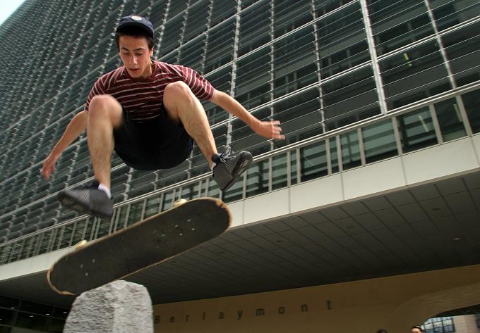 image Skateboard frente al edificio de la Unión Europea, Bruselas, Bélgica