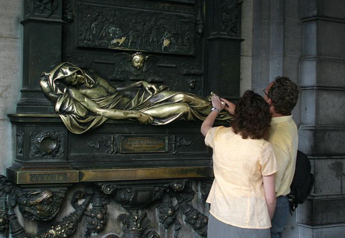 image Escultura de la suerte, Everard´t Serclaes, Bruselas, Bélgica