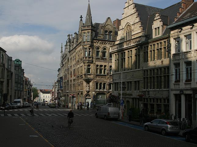 image Belfortstraat con el edificio de la Policía, Gante, Bélgica